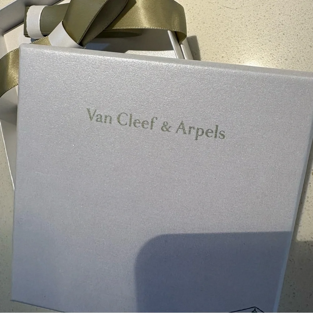Van Cleef & Arpels Gift Box with green Ribbon